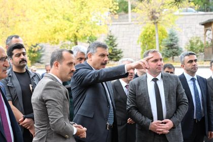 ispirdeki-heyelan-bolgesine-kaya-tahkimati-yapiliyor