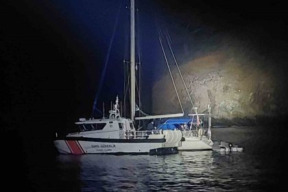 italya-rotasindaki-yelkenli-teknede-4-gocmen-kacakcisi-ve-35-duzensiz-gocmen-yakalandi