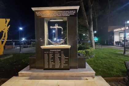 kdz-ereglide-hayatini-kaybeden-12-denizci-anisina-anit-yapildi