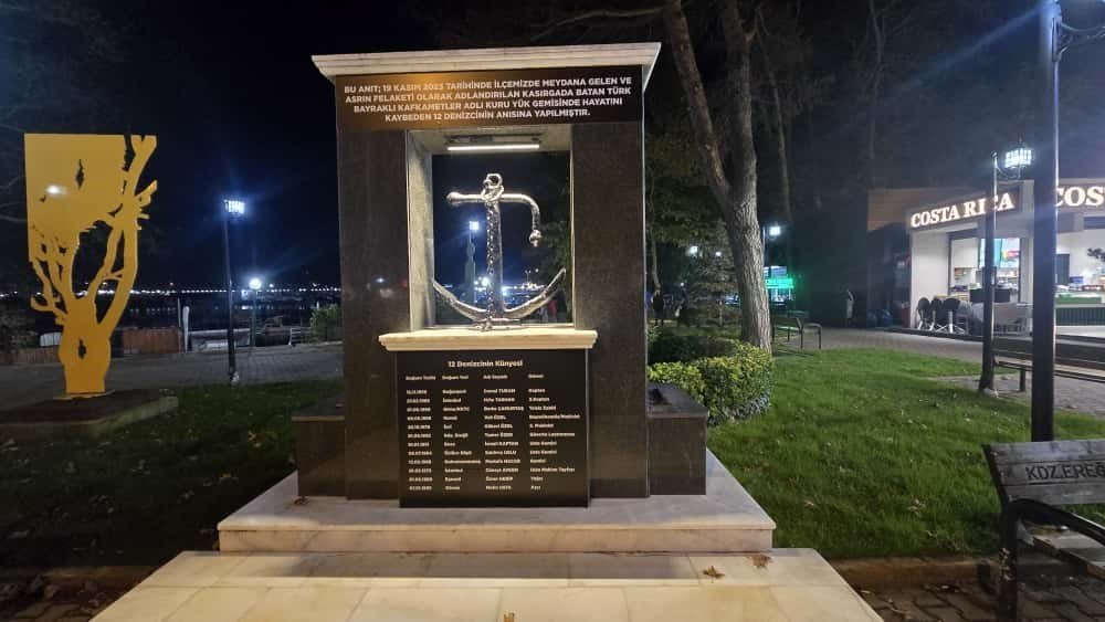 kdz-ereglide-hayatini-kaybeden-12-denizci-anisina-anit-yapildi
