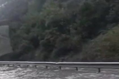 kemerburgaz-yolu-gole-dondu-araclar-guclukle-ilerledi