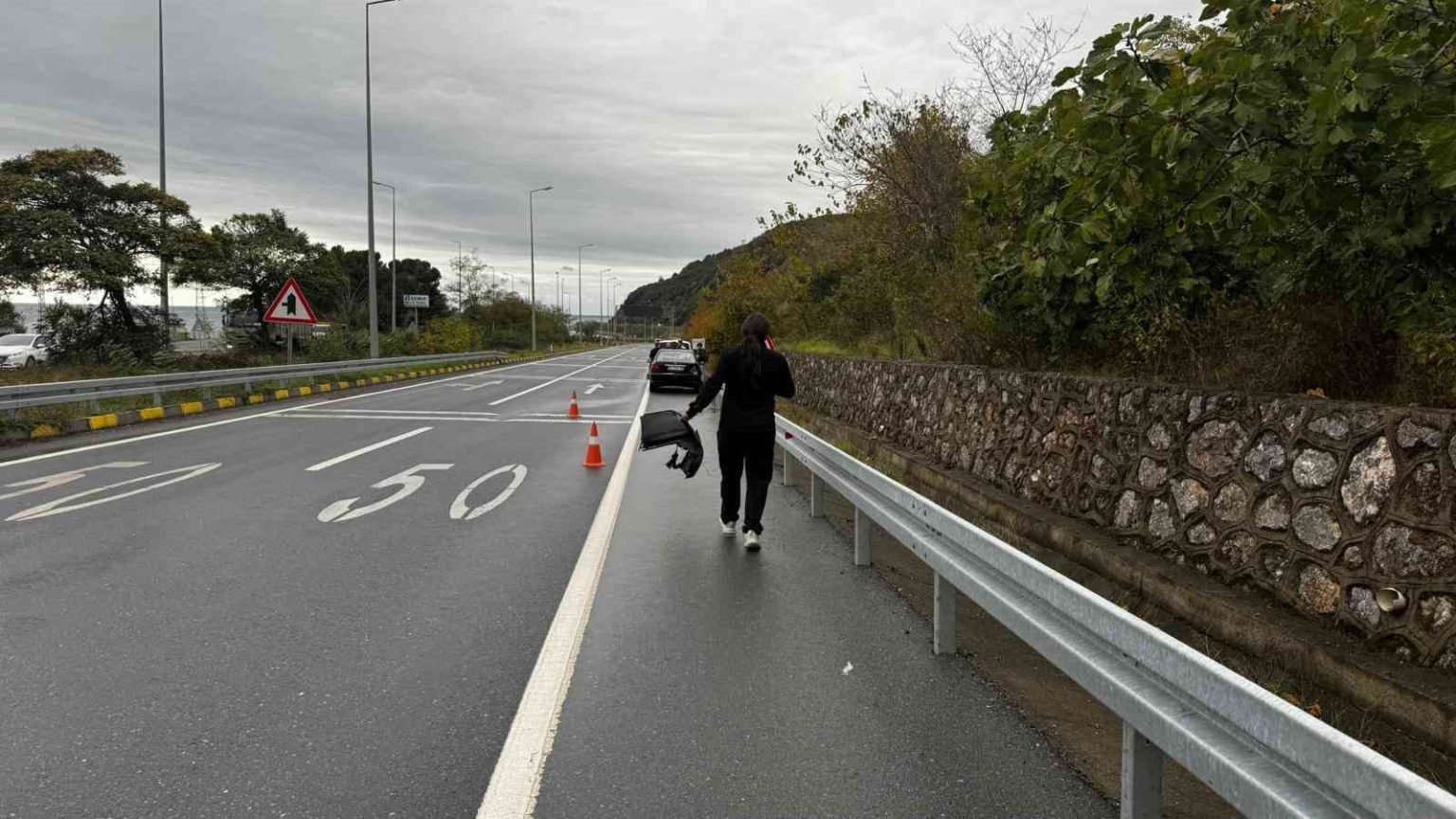 kontrolden-cikan-otomobil-bariyere-carparak-durabildi