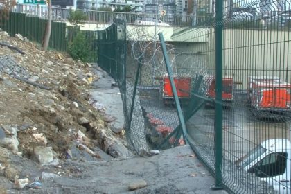 kucukcekmecede-dondurma-fabrikasinin-istinat-duvari-coktu