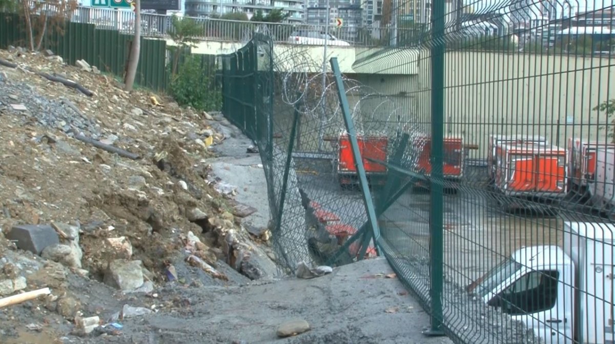 kucukcekmecede-dondurma-fabrikasinin-istinat-duvari-coktu