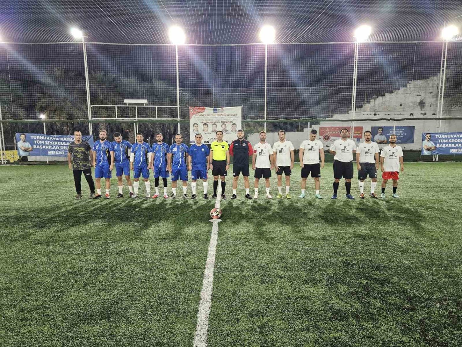 kusadasinda-gorev-sehitleri-turnuvasinda-ceyrek-final-heyecani-basladi