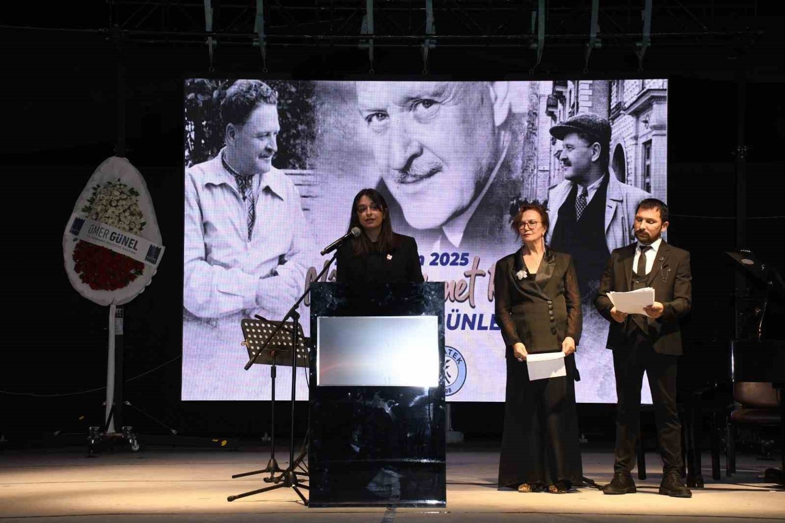 kusadasinda-nazimin-dizeleri-9-farkli-dilde-yankilandi