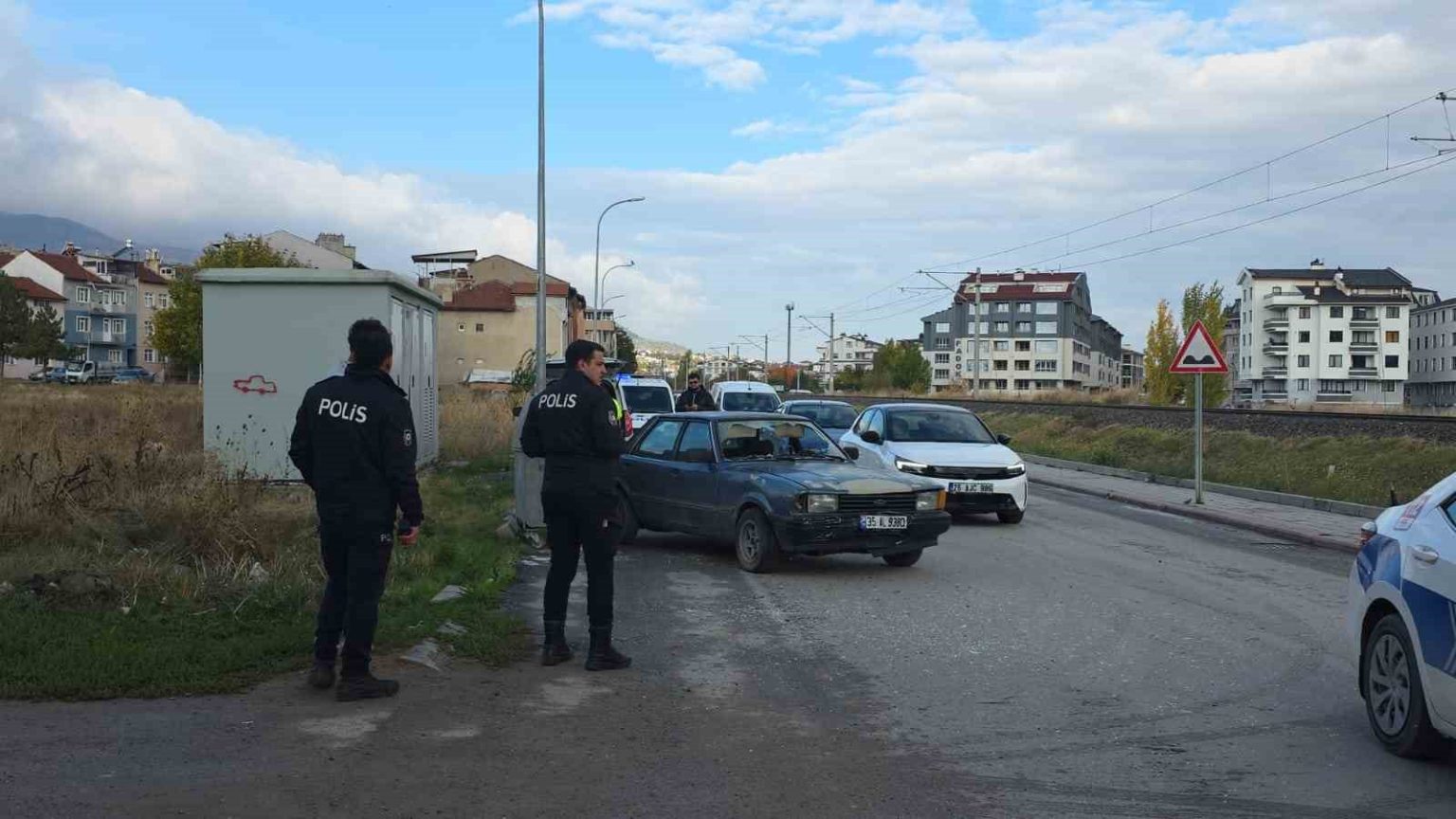 kutahyada-otomobilin-carptigi-2-kisi-yaralandi