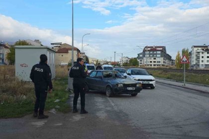 kutahyada-otomobilin-carptigi-2-kisi-yaralandi