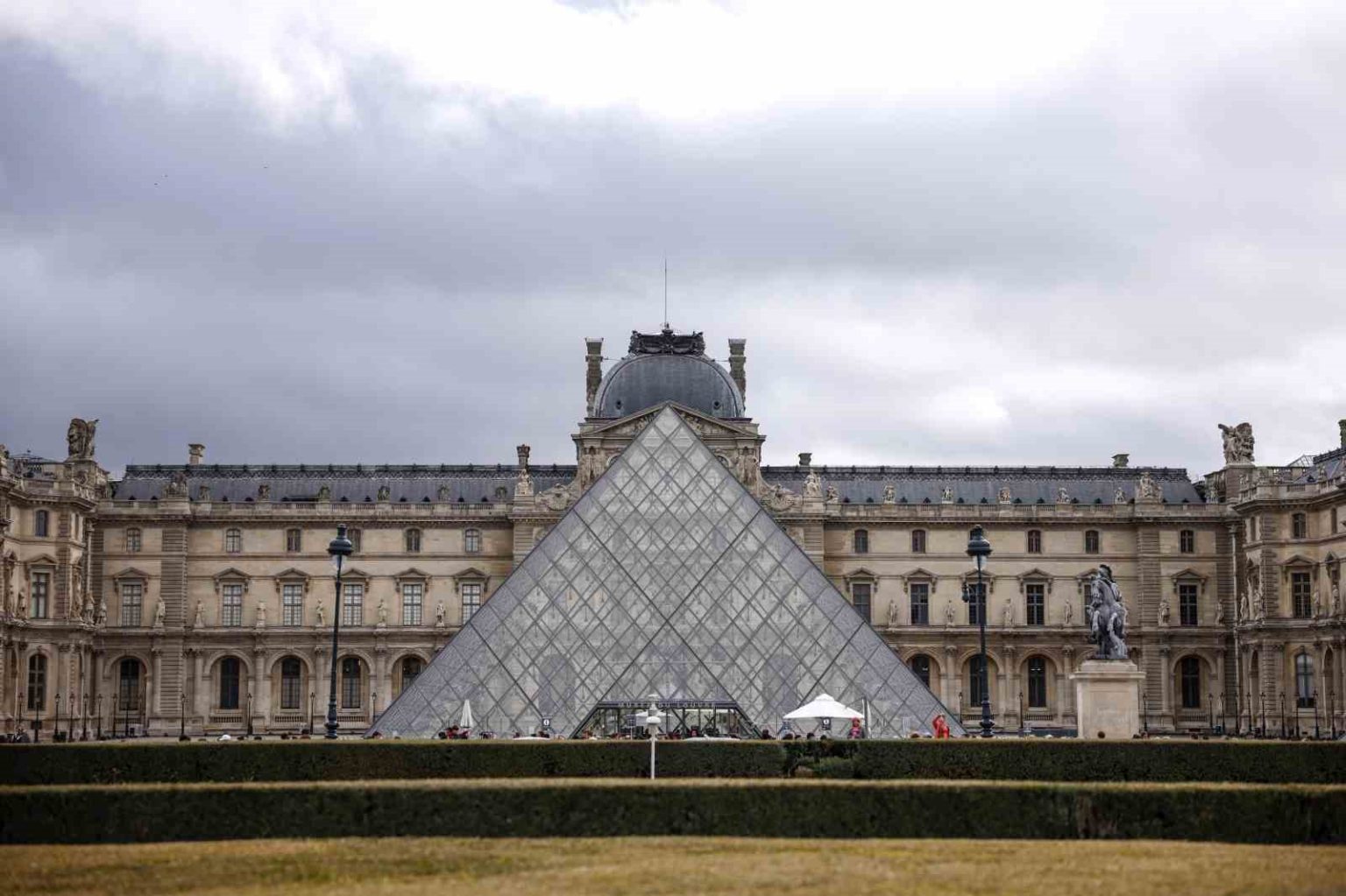louvre-muzesindeki-degerli-mucevherlerin-fransa-merkez-bankasina-tasindigi-iddiasi