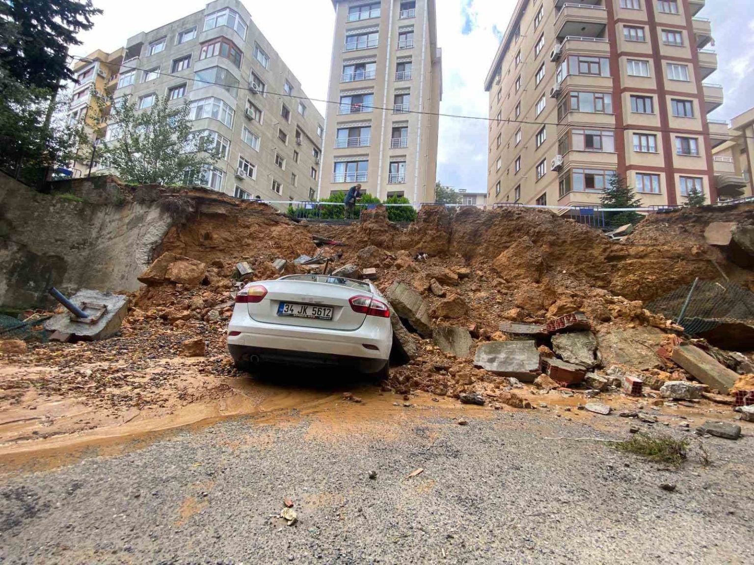 maltepede-istinat-duvari-park-halindeki-3-otomobilin-uzerine-coktu