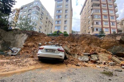 maltepede-istinat-duvari-park-halindeki-3-otomobilin-uzerine-coktu