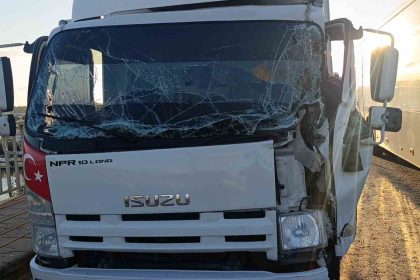 manavgatta-kamyon-ile-tir-carpisti