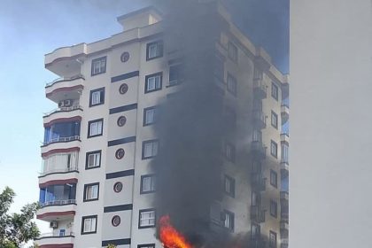 mersinde-9-katli-binada-yangin-alevler-daireyi-sardi