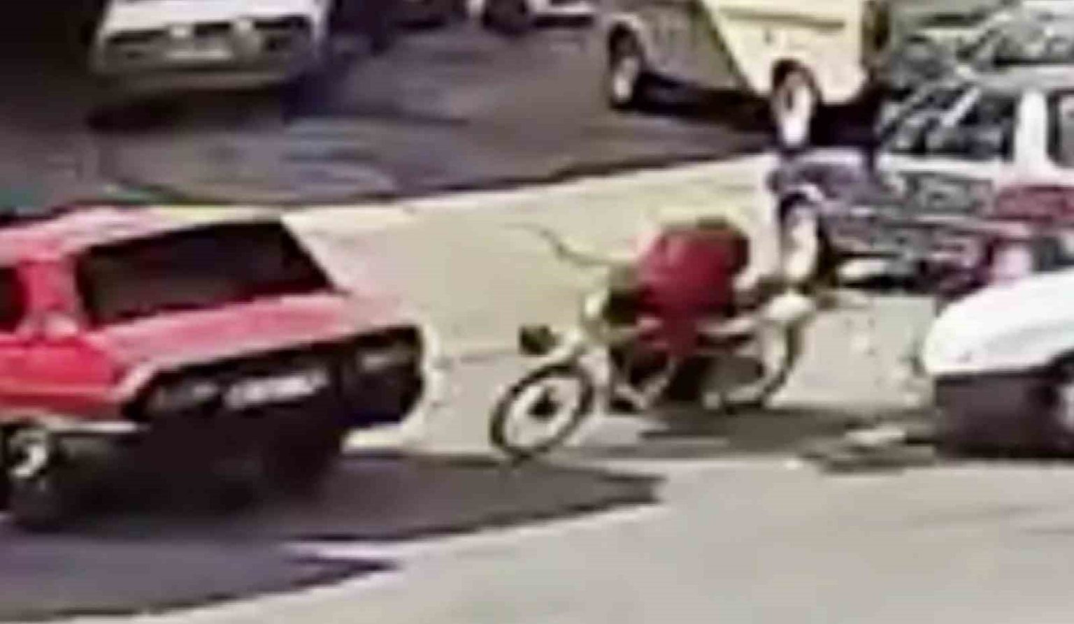 motosiklet-park-halindeki-otomobile-carpti-15-yasindaki-surucu-agir-yaralandi