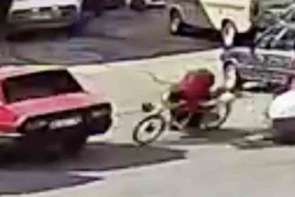 motosiklet-park-halindeki-otomobile-carpti-15-yasindaki-surucu-agir-yaralandi