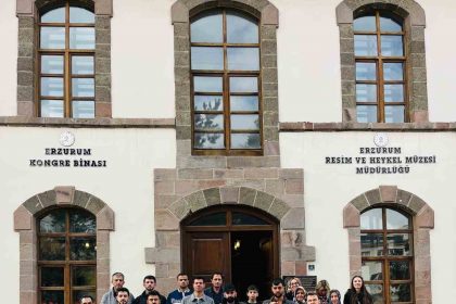 muslu-gencler-erzurumun-tarihi-ve-kulturel-mekanlarini-gezdi