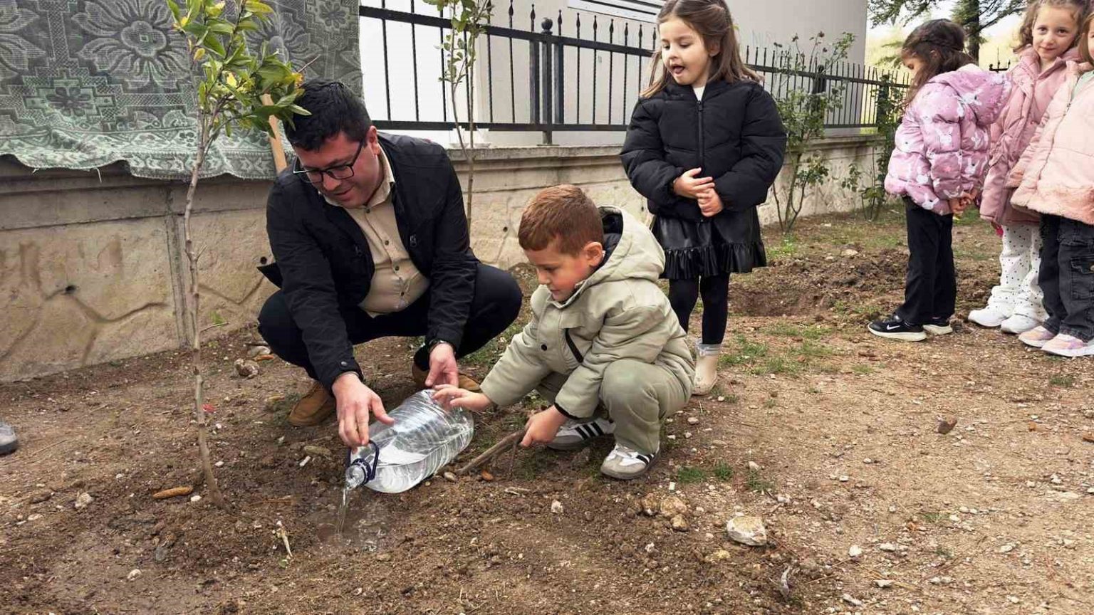 nasil-fidan-dikilecegi-minik-ogrencilere-uygulamali-olarak-anlatildi