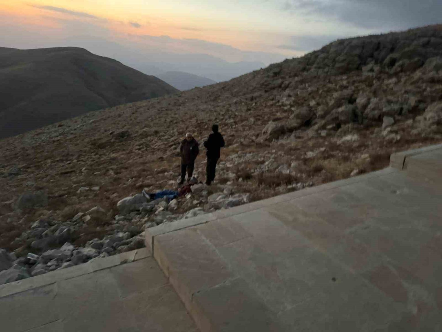 nemruttun-merdivenlerinden-yuvarlanan-turist-yaralandi