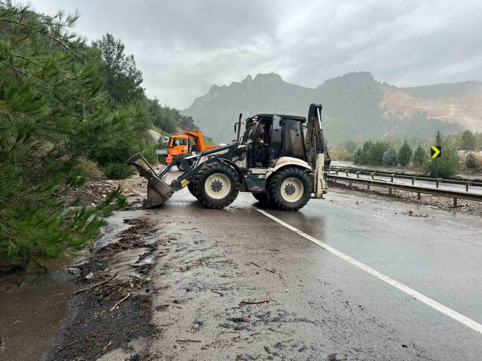 osmanelide-sel-meydana-geldi-d650-karayolu-tas-ve-toprak-ile-kaplandi