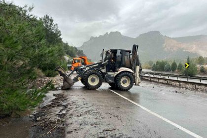 osmanelide-sel-meydana-geldi-d650-karayolu-tas-ve-toprak-ile-kaplandi