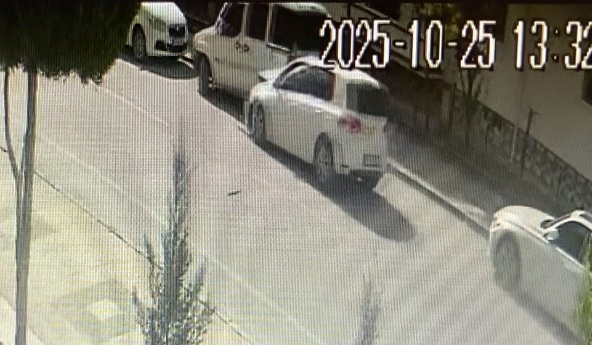 otomobil-park-halindeki-araclara-carpti