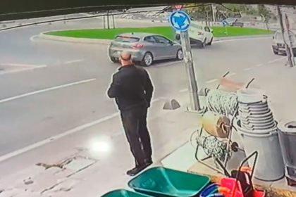 otomobil-refuje-cikti-kavsaktan-donerek-yoluna-devam-etti