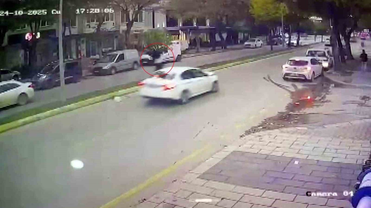 otomobilin-carptigi-kadin-metrelerce-savruldu