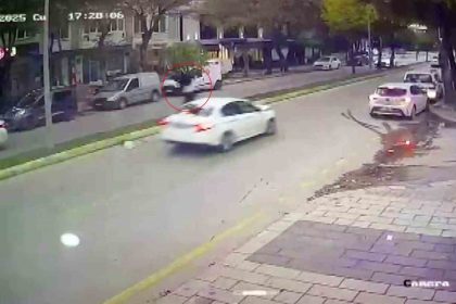 otomobilin-carptigi-kadin-metrelerce-savruldu