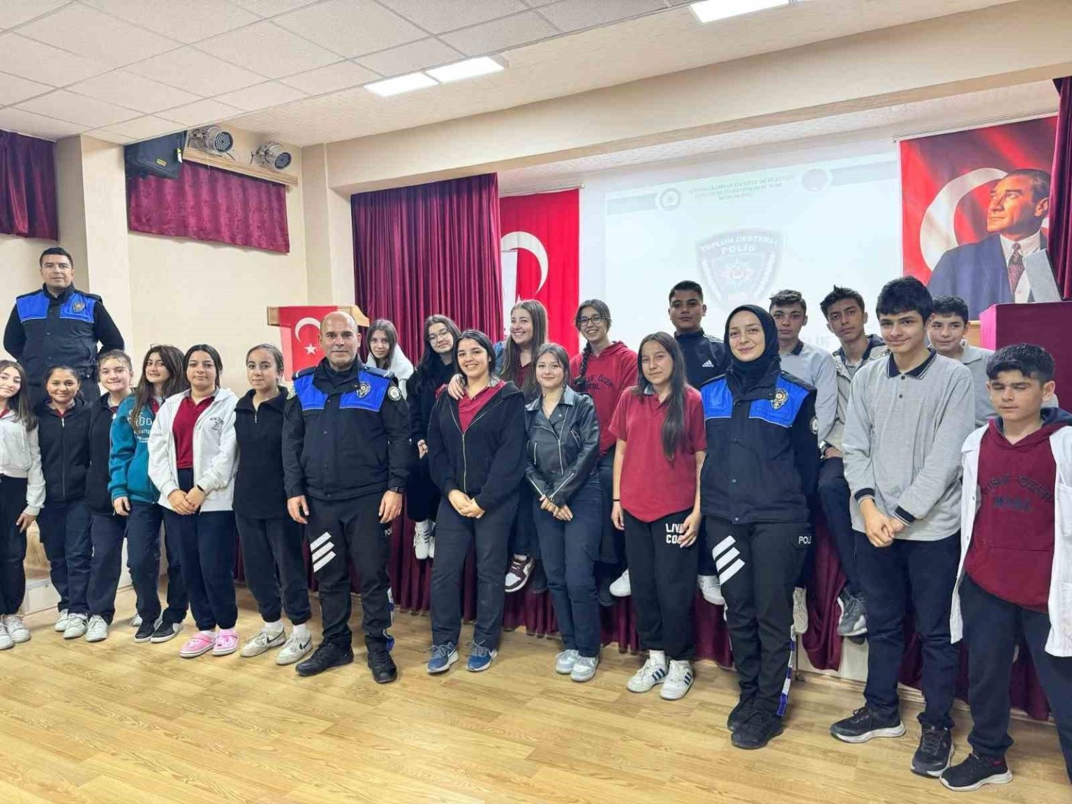 polisten-lise-ogrencilerine-egitim