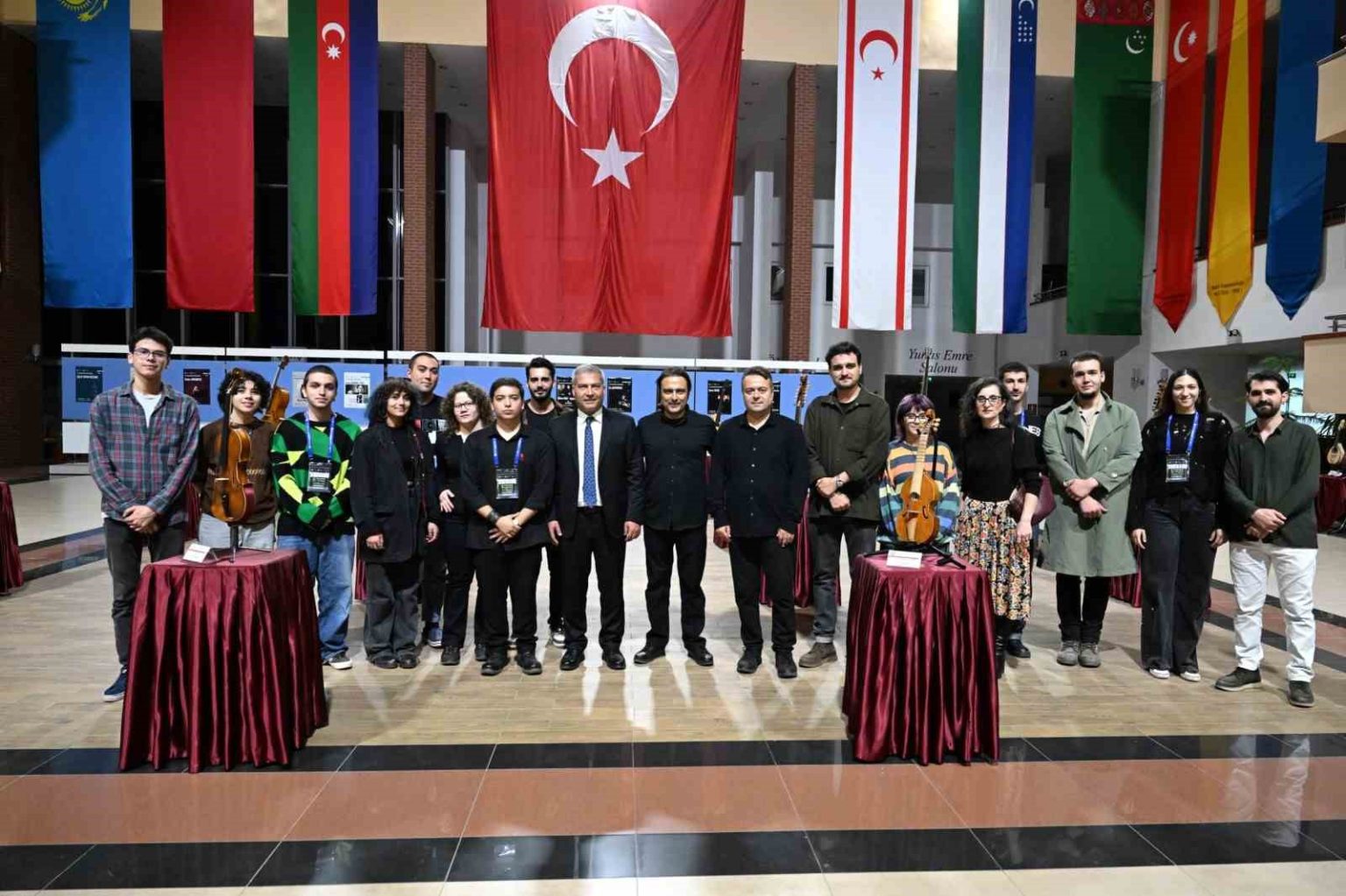 rektor-adiguzel-calgi-yapimi-ve-onarimi-bolumu-ogrencilerinin-sergisini-gezdi