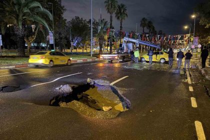 saganak-yagis-nedeniyle-vatan-caddesinde-yol-coktu