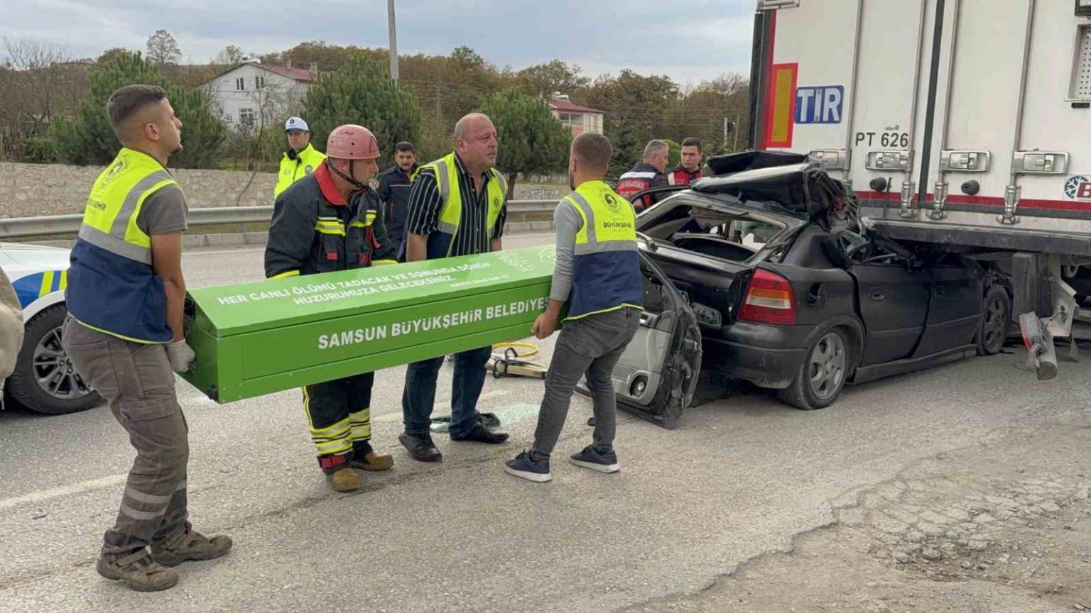 samsunda-otomobil-tirin-altina-girdi-23-yasindaki-surucu-hayatini-kaybetti