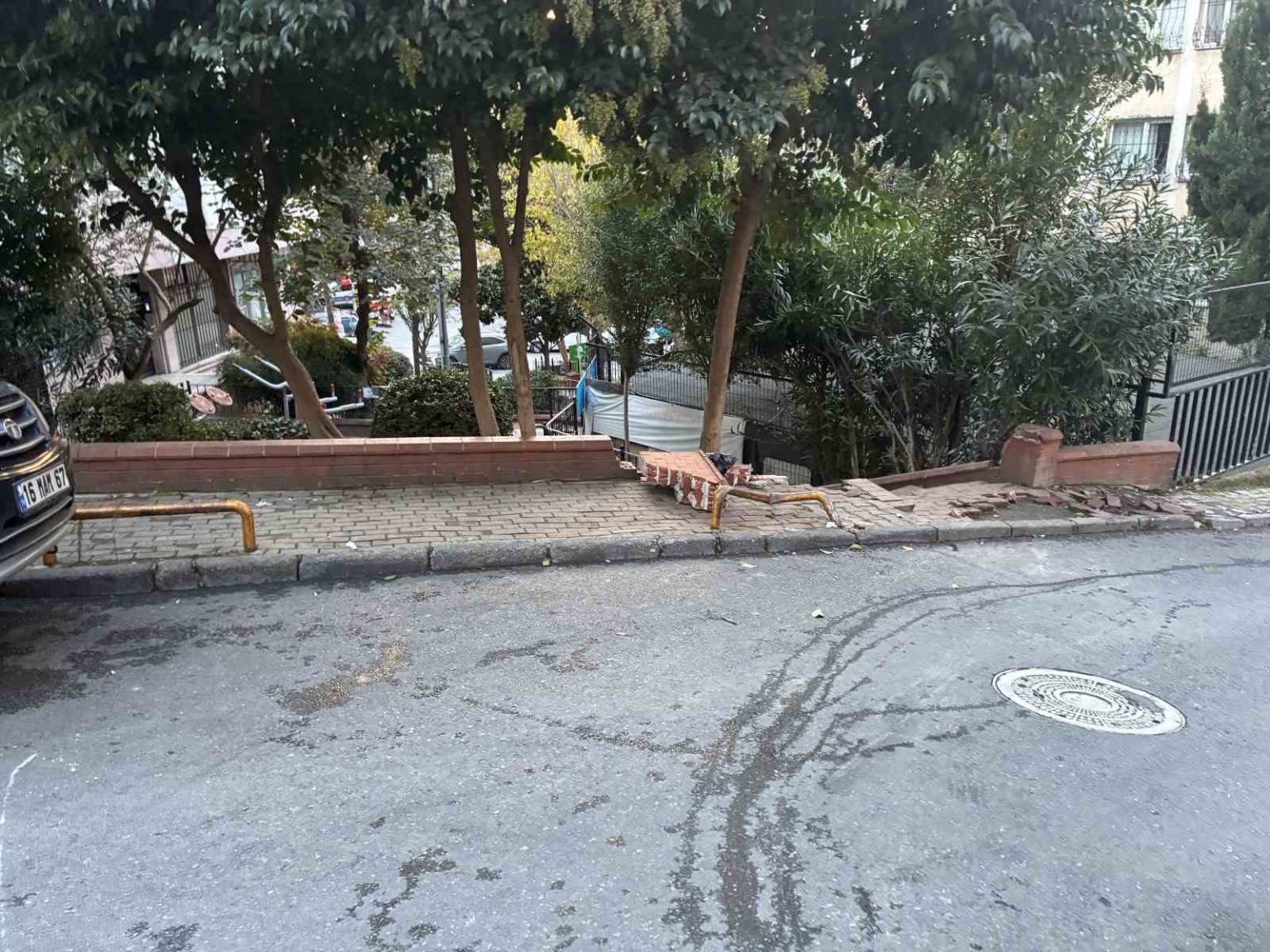 sislide-kontrolden-cikan-otomobil-duvara-carpti