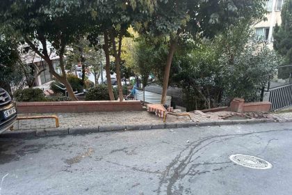 sislide-kontrolden-cikan-otomobil-duvara-carpti