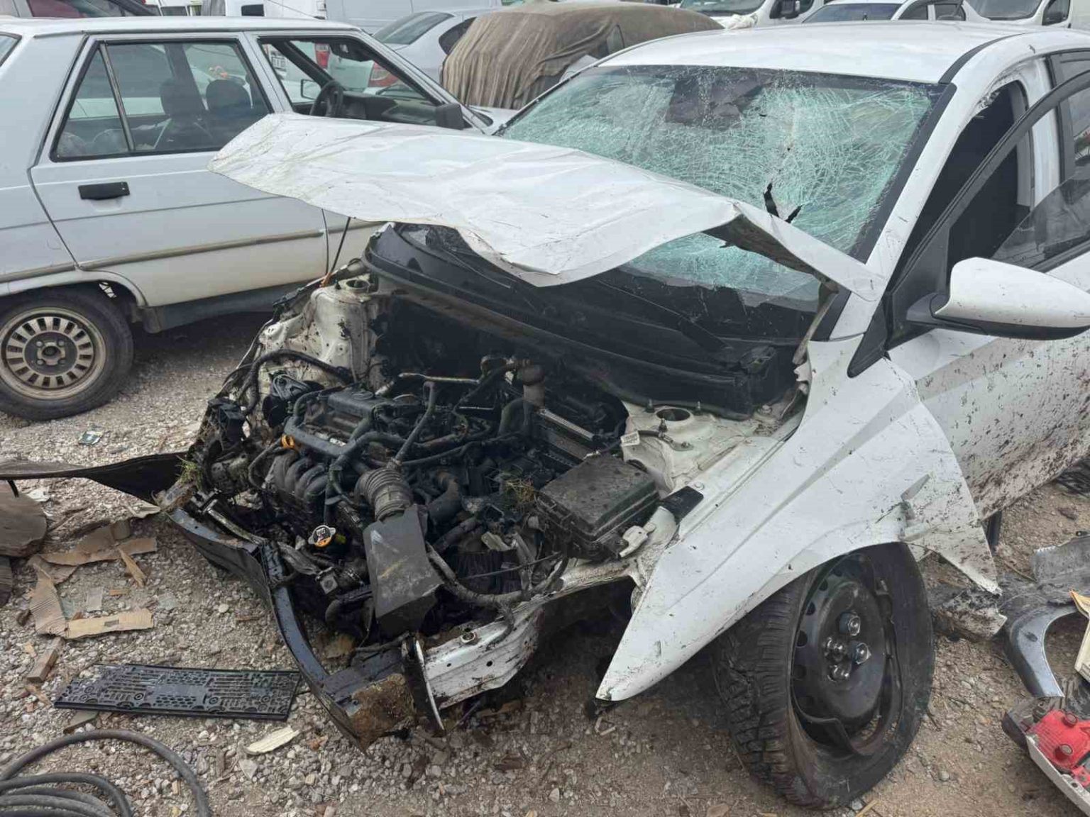 suratle-kavsaga-giren-otomobil-heykelleri-bicerek-metrelerce-havaya-uctu