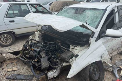 suratle-kavsaga-giren-otomobil-heykelleri-bicerek-metrelerce-havaya-uctu