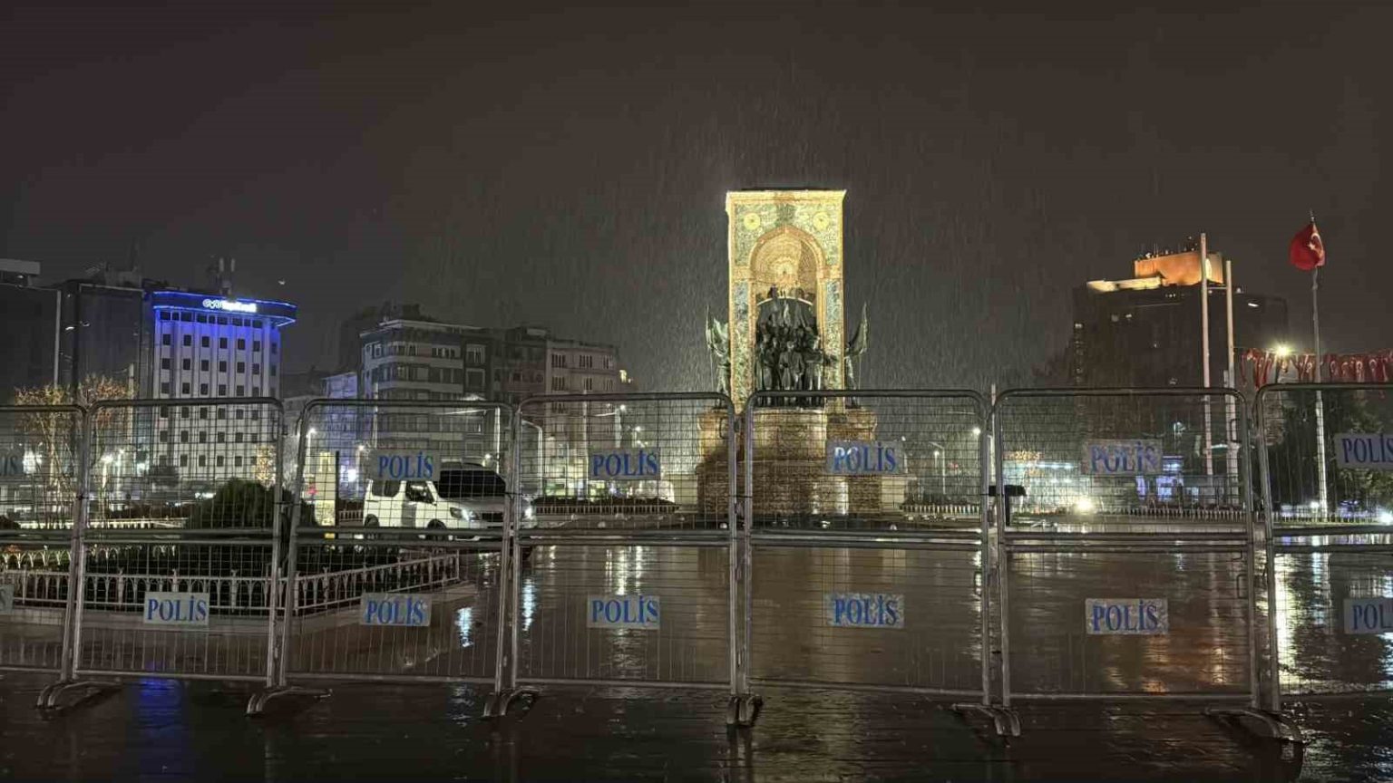 taksim-meydani-ve-istiklal-caddesinde-gece-saatlerinde-yagmur-etkili-oldu