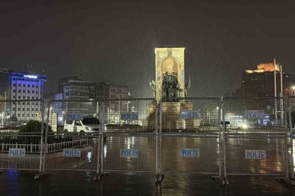 taksim-meydani-ve-istiklal-caddesinde-gece-saatlerinde-yagmur-etkili-oldu