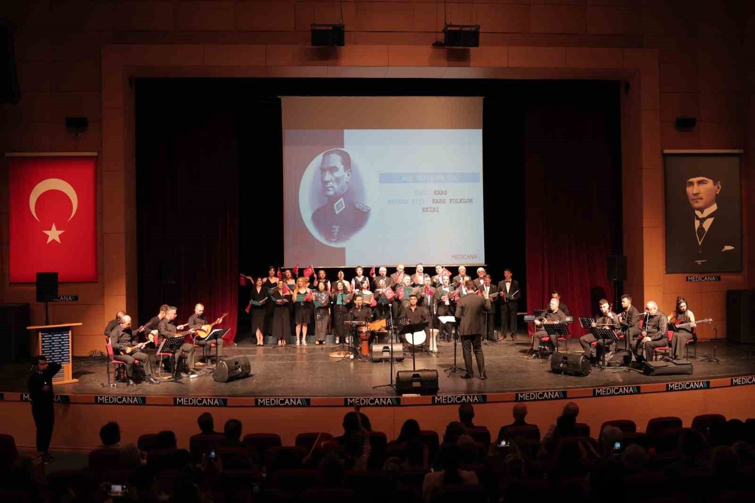 tamami-saglik-calisanlarindan-olusan-korodan-konser