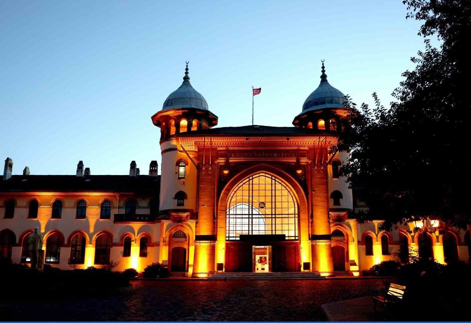 tarihi-karaagac-gar-binasi-isil-isil-oldu