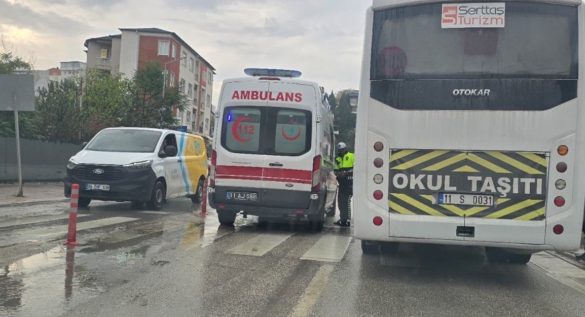 ters-istikamete-donmeye-calisan-kamyonete-motosiklet-carpti-1-yarali