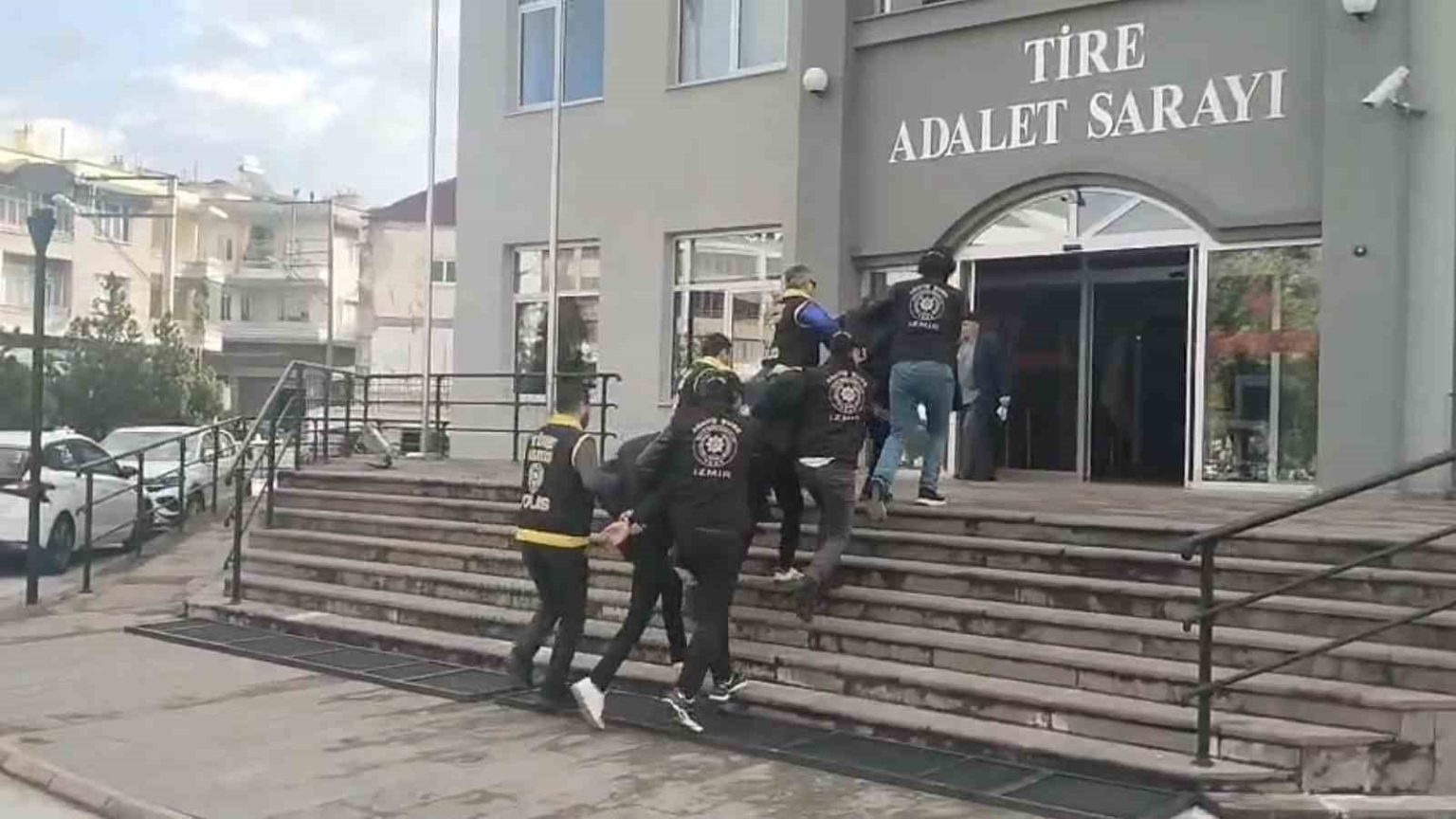 tirede-is-yerlerini-kursunlayan-supheliler-yakalandi