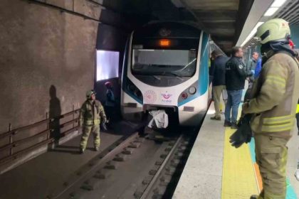 uskudar-marmaray-istasyonunda-raylara-atlayan-kadin-hayatini-kaybetti