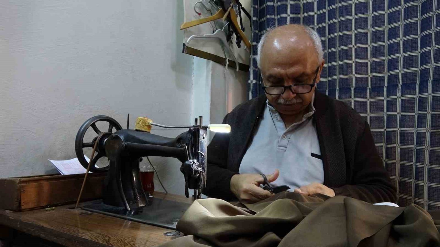 ustasinin-emaneti-75-yillik-makineyle-50-yildir-terzilik-yapiyor