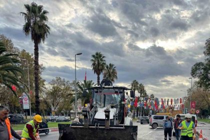 vatan-caddesinde-ibbnin-yaptigi-yol-calismasi-coktu-fatih-belediyesi-ekipleri-aninda-mudahale-etti