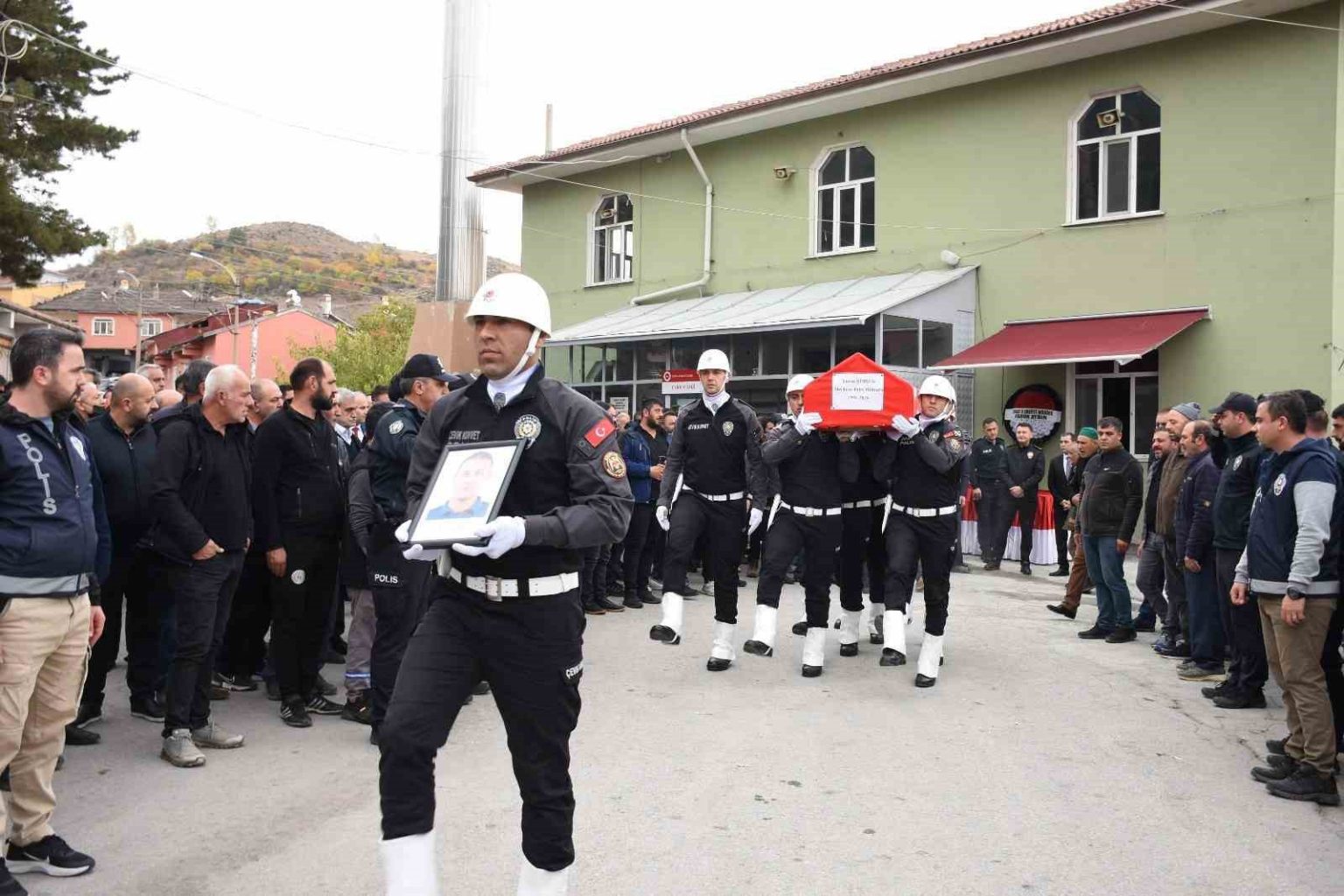 vefat-eden-polis-memuru-son-yolculuguna-ugurlandi