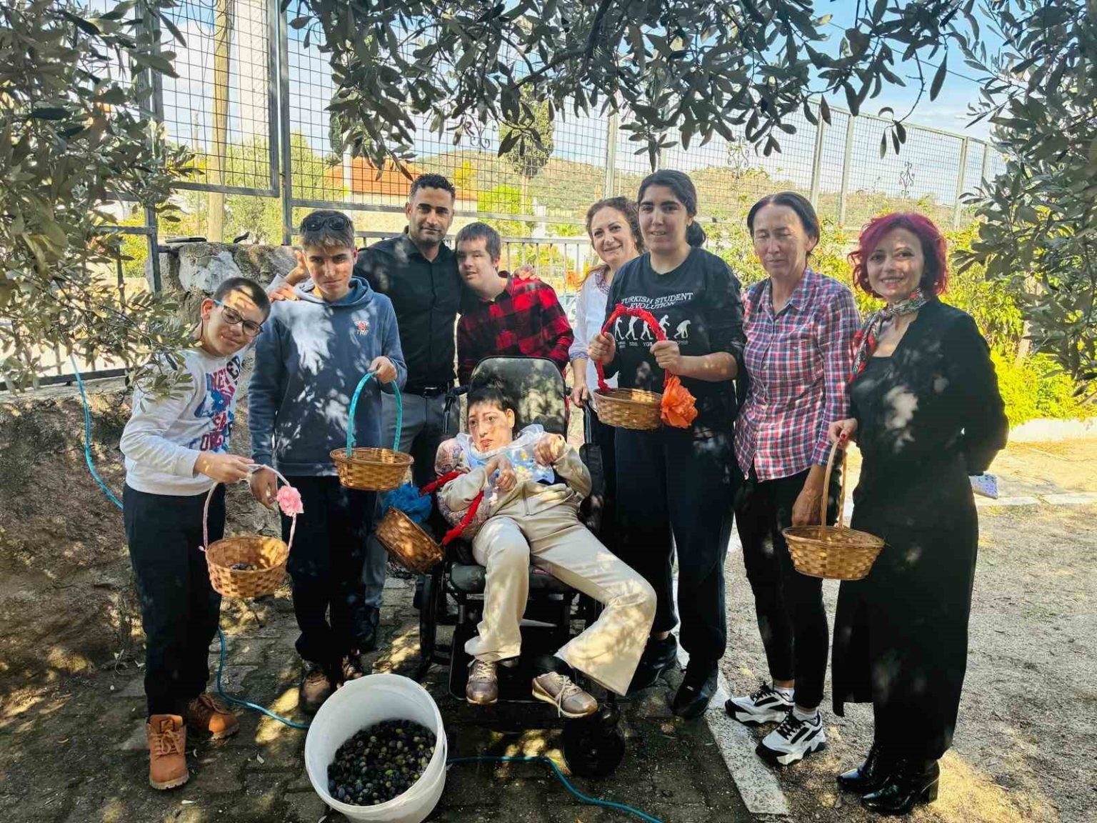 yahsi-ozel-egitim-ogrencilerinden-anlamli-zeytin-hasadi