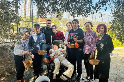 yahsi-ozel-egitim-ogrencilerinden-anlamli-zeytin-hasadi