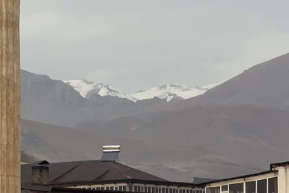 yuksekova-mor-daginin-zirvesi-beyaza-burundu