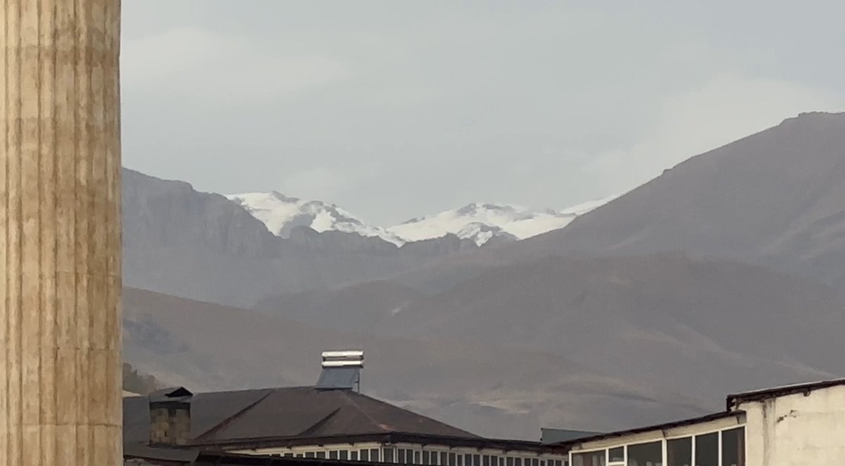 yuksekova-mor-daginin-zirvesi-beyaza-burundu